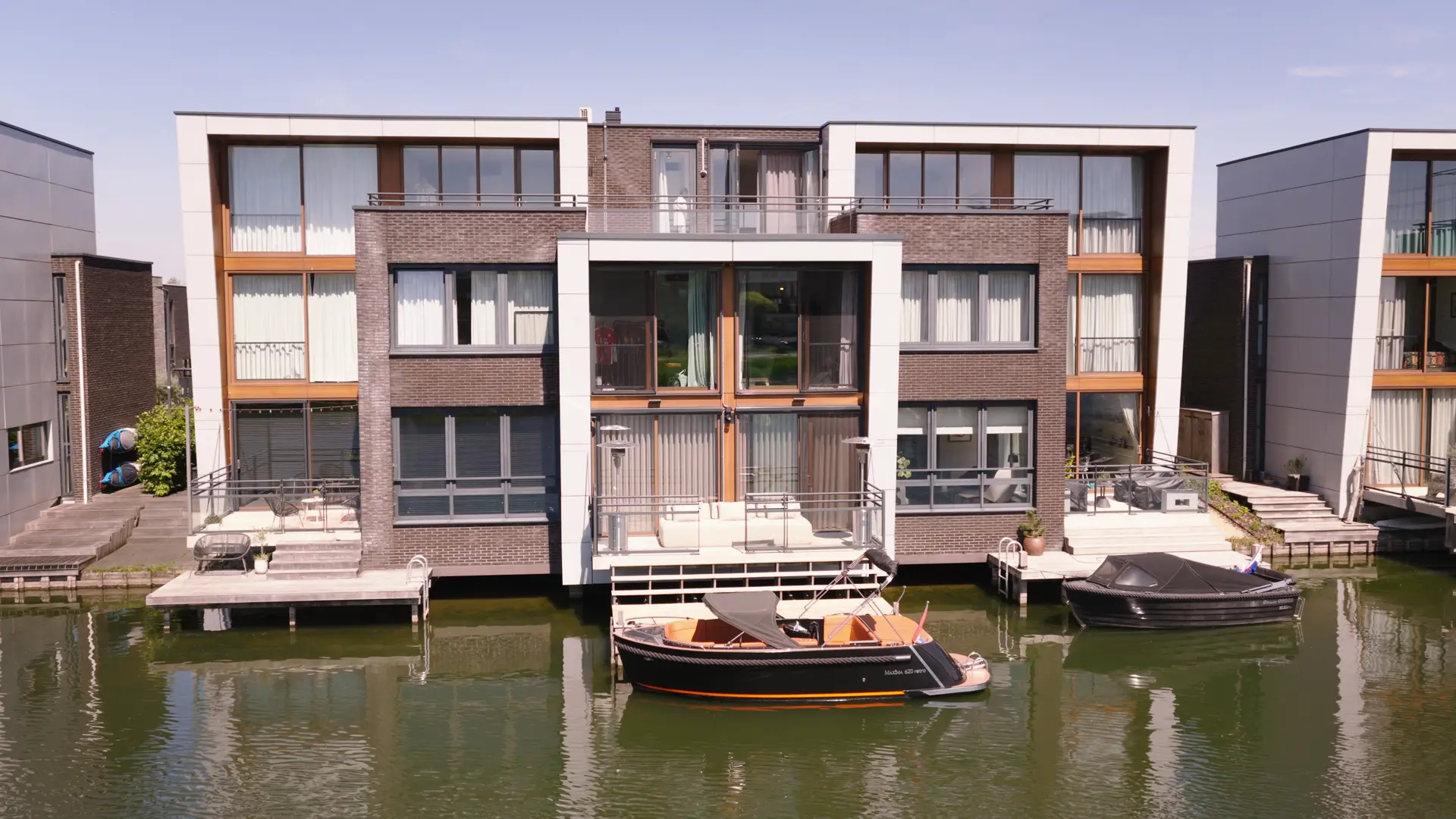 Rijtjeswoningen en nieuwbouw langs de Zaan in Zaandam