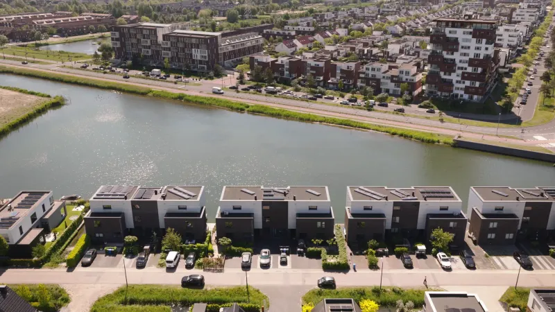 Moderne woonwijk aan het water in Amsterdam