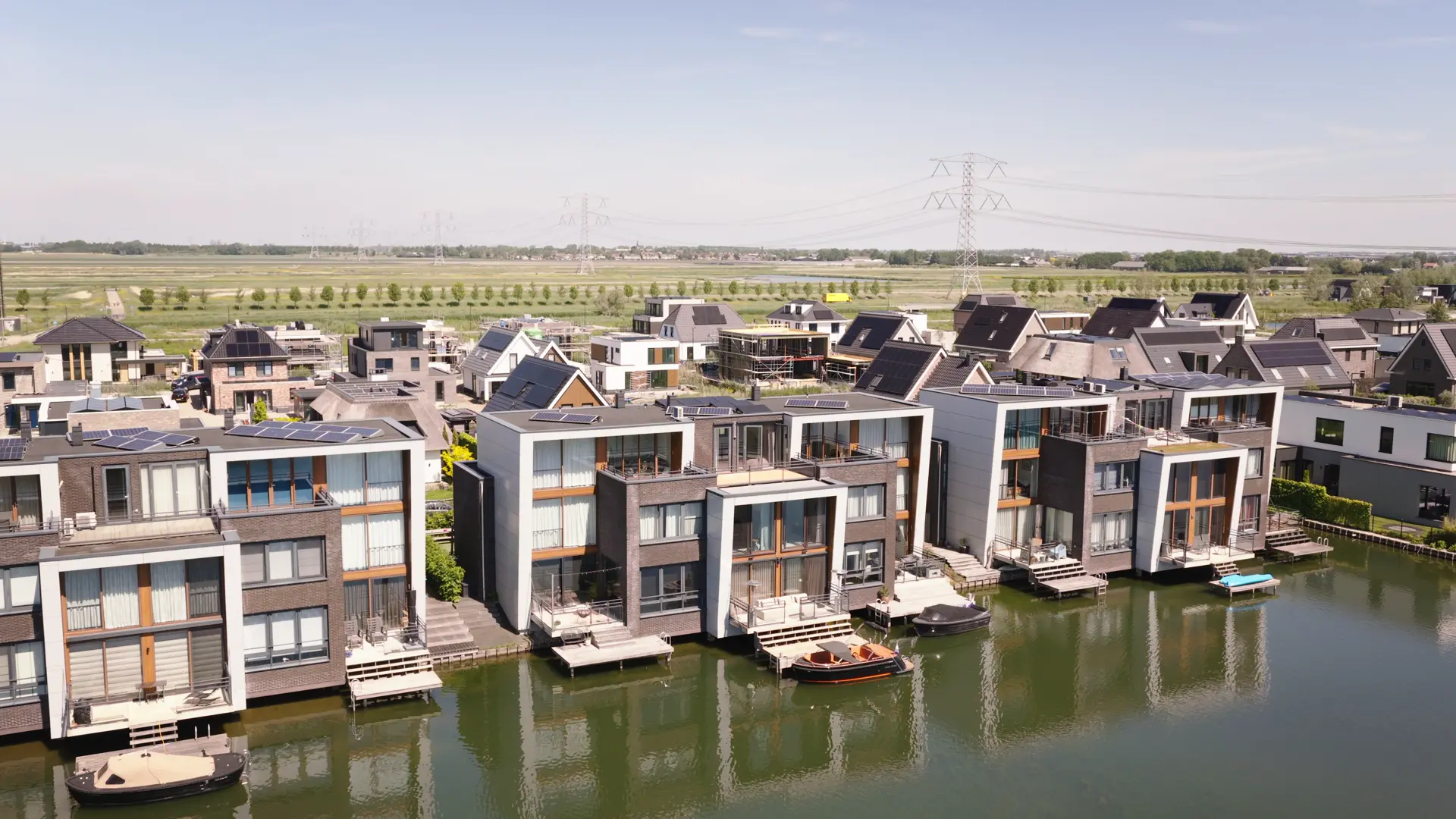 Moderne energiezuinige woonwijk aan het water, energielabel en hypotheek