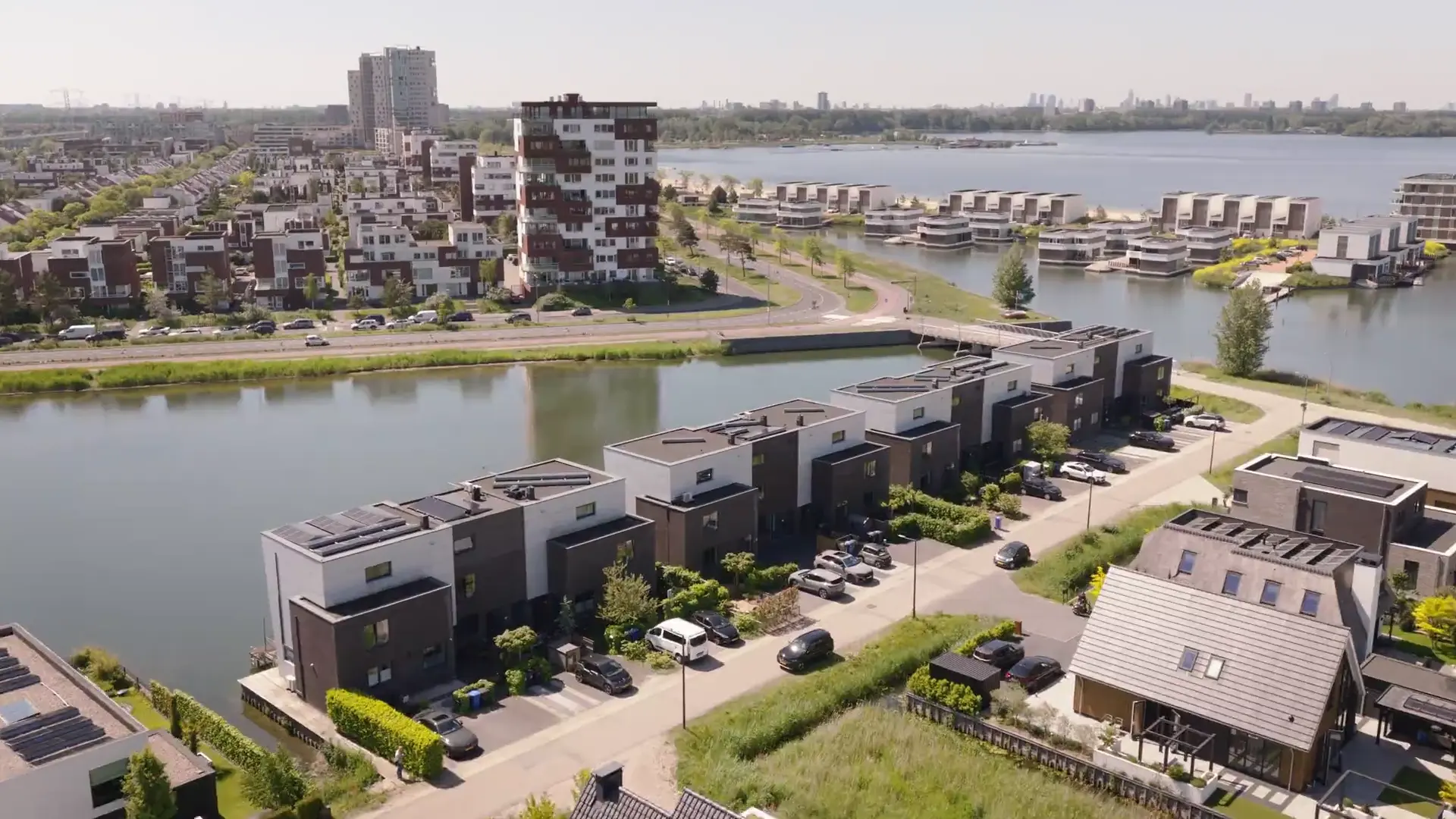 Dronebeeld van Amsterdamse grachtenpanden – exclusieve vastgoedvideografie