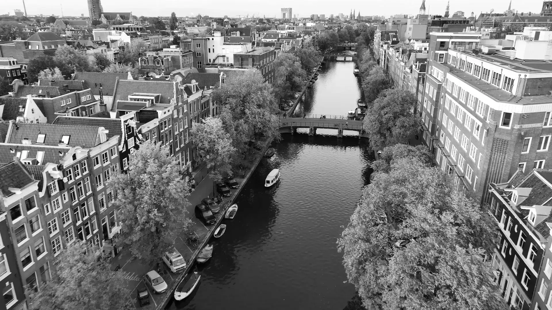 Monumentaal Amsterdams pand in zwart-wit, bouwkundige keuring en funderingsonderzoek coming soon