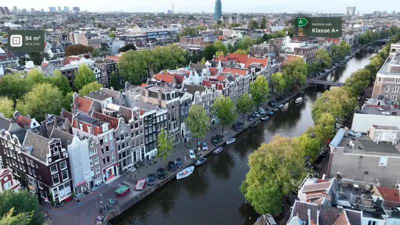 Dronebeeld van Amsterdamse grachtenpanden – exclusieve vastgoedvideografie