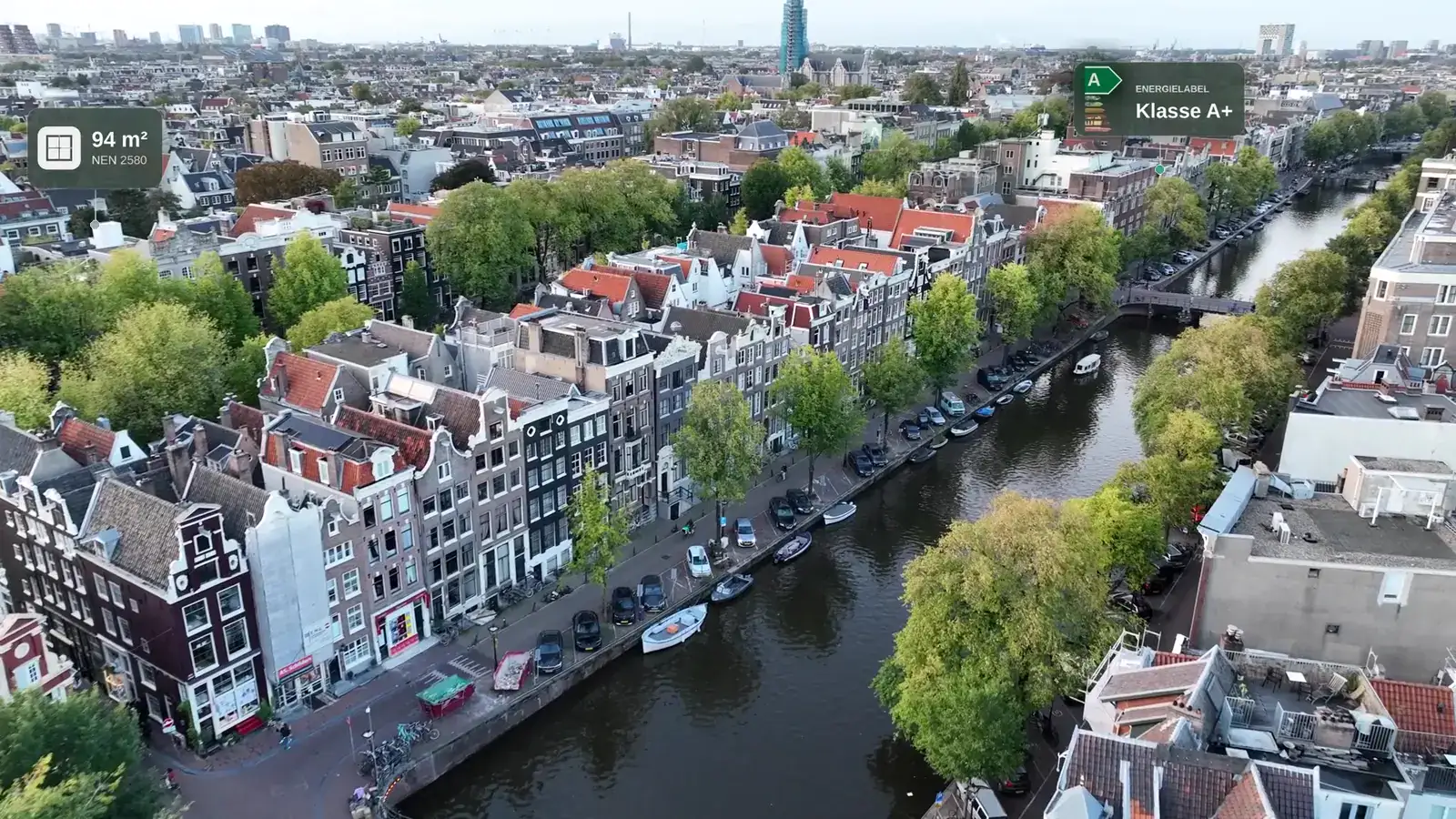 Karakteristieke Amsterdamse grachtenpanden met historische architectuur