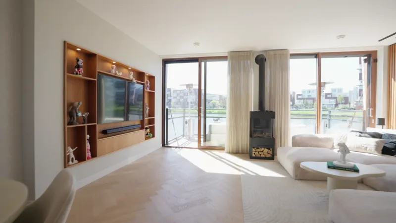 Licht woonkamerinterieur met haard, voorbeeld van professionele vastgoedfotografie