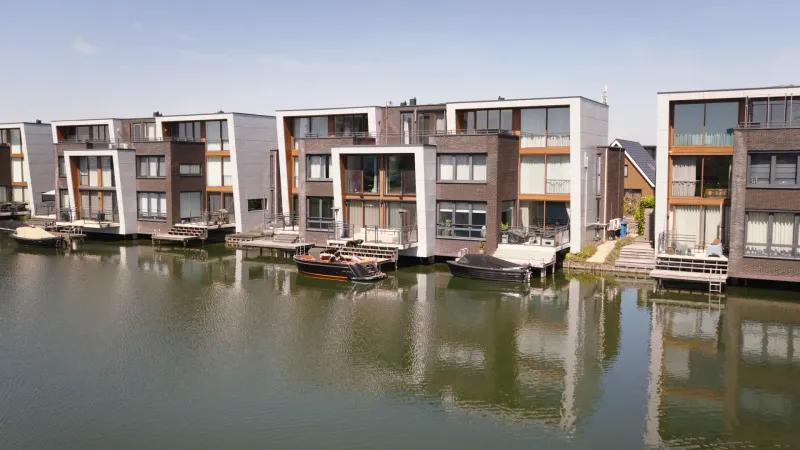 Moderne energiezuinige waterwoningen in Amsterdam