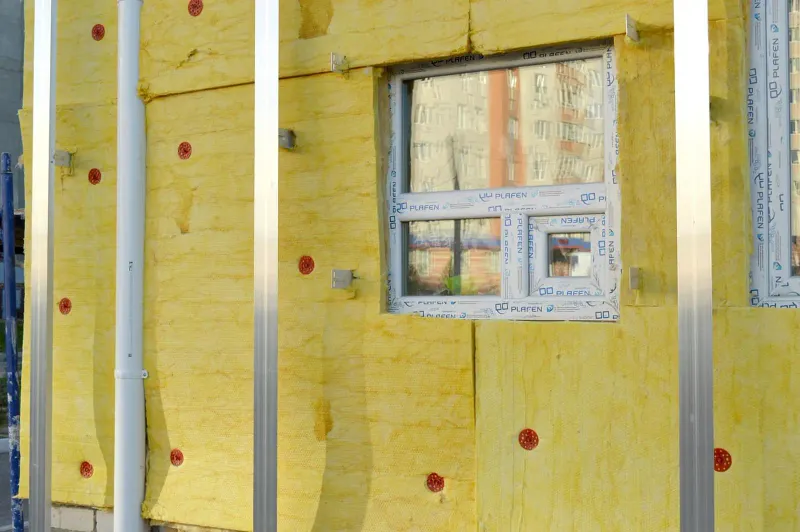 Isolatiemateriaal tegen een woningmuur, ISDE-subsidie verduurzamen