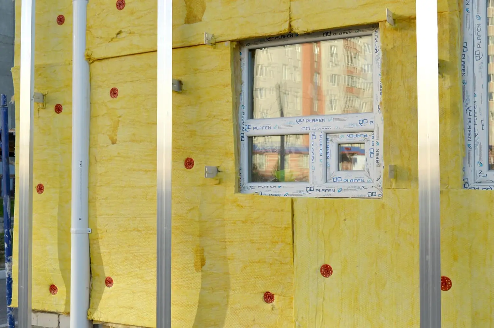 Isolatiemateriaal tegen een woningmuur, verduurzamen met ISDE-subsidie