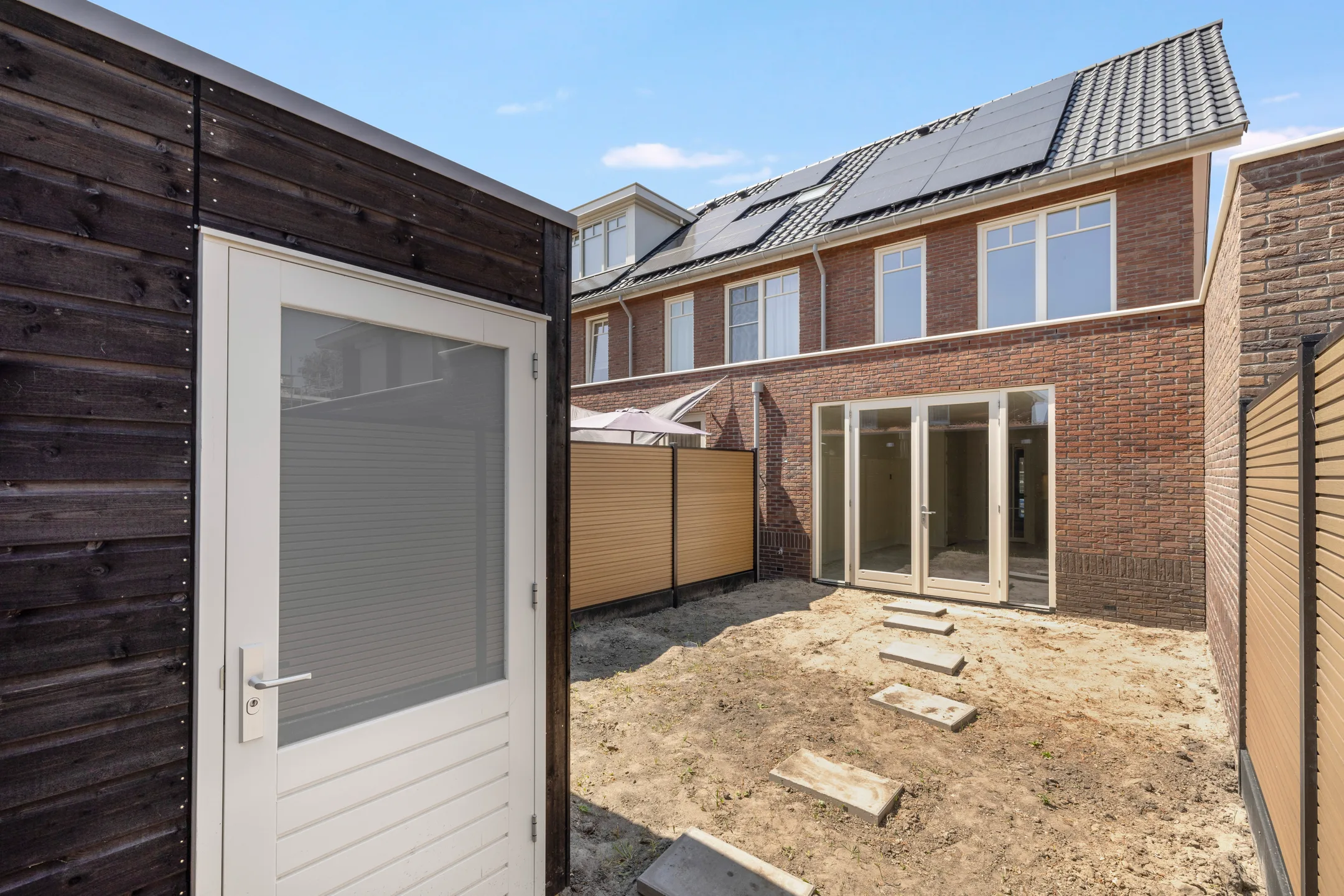 Achtertuin met berging bij een pas opgeleverde woning