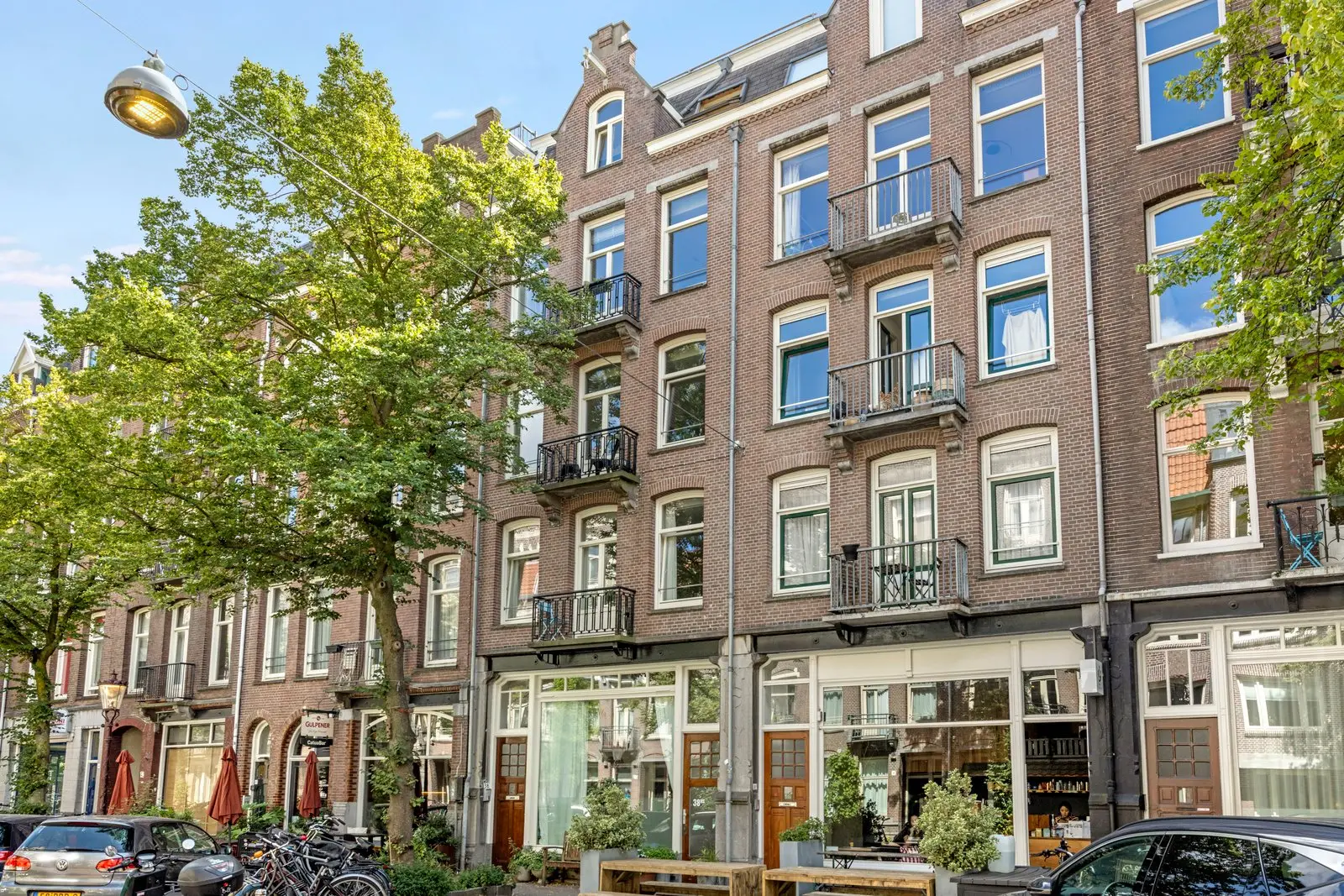 Klassieke Amsterdamse gevel met winkels op de begane grond