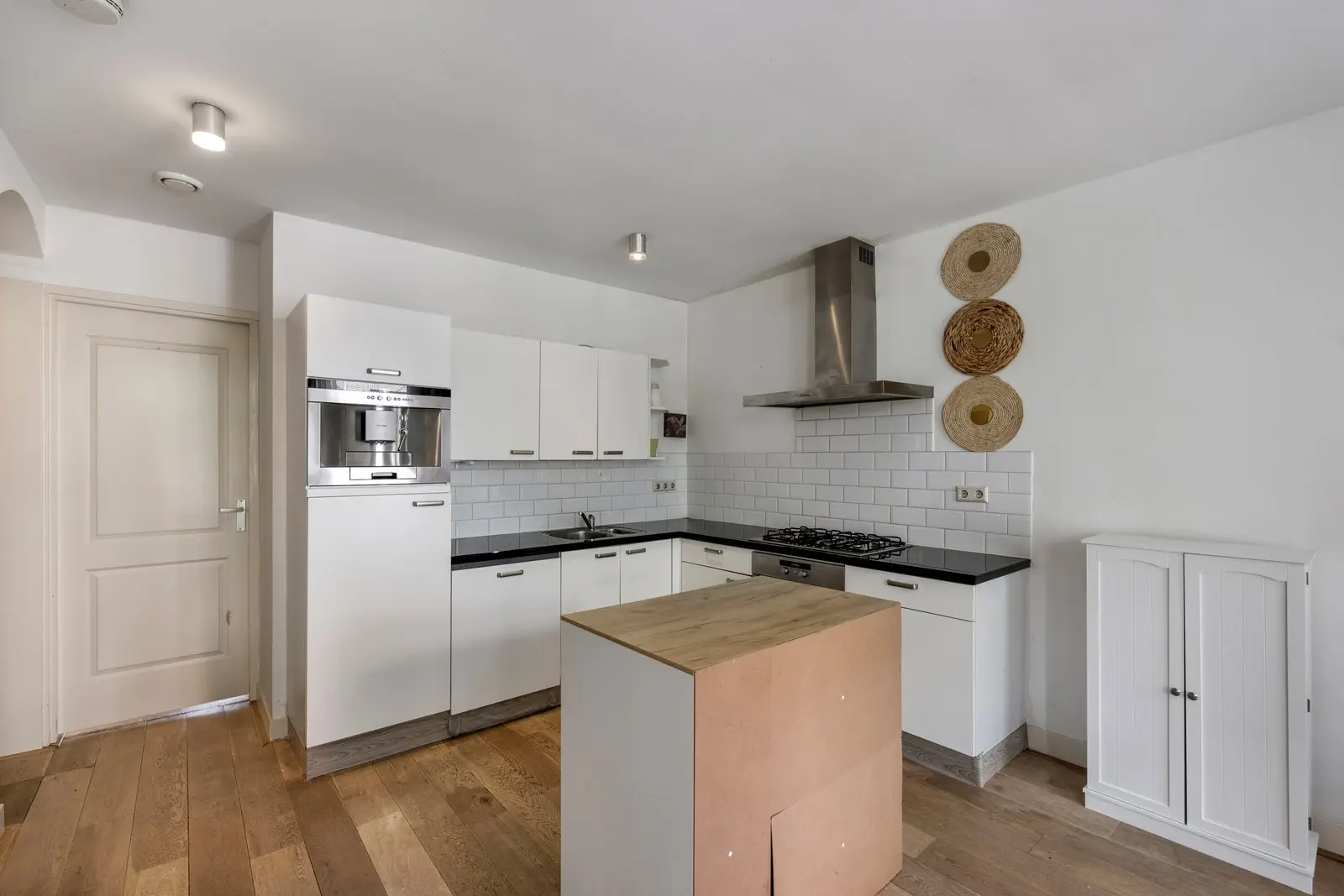 Witte keuken met kookeiland
