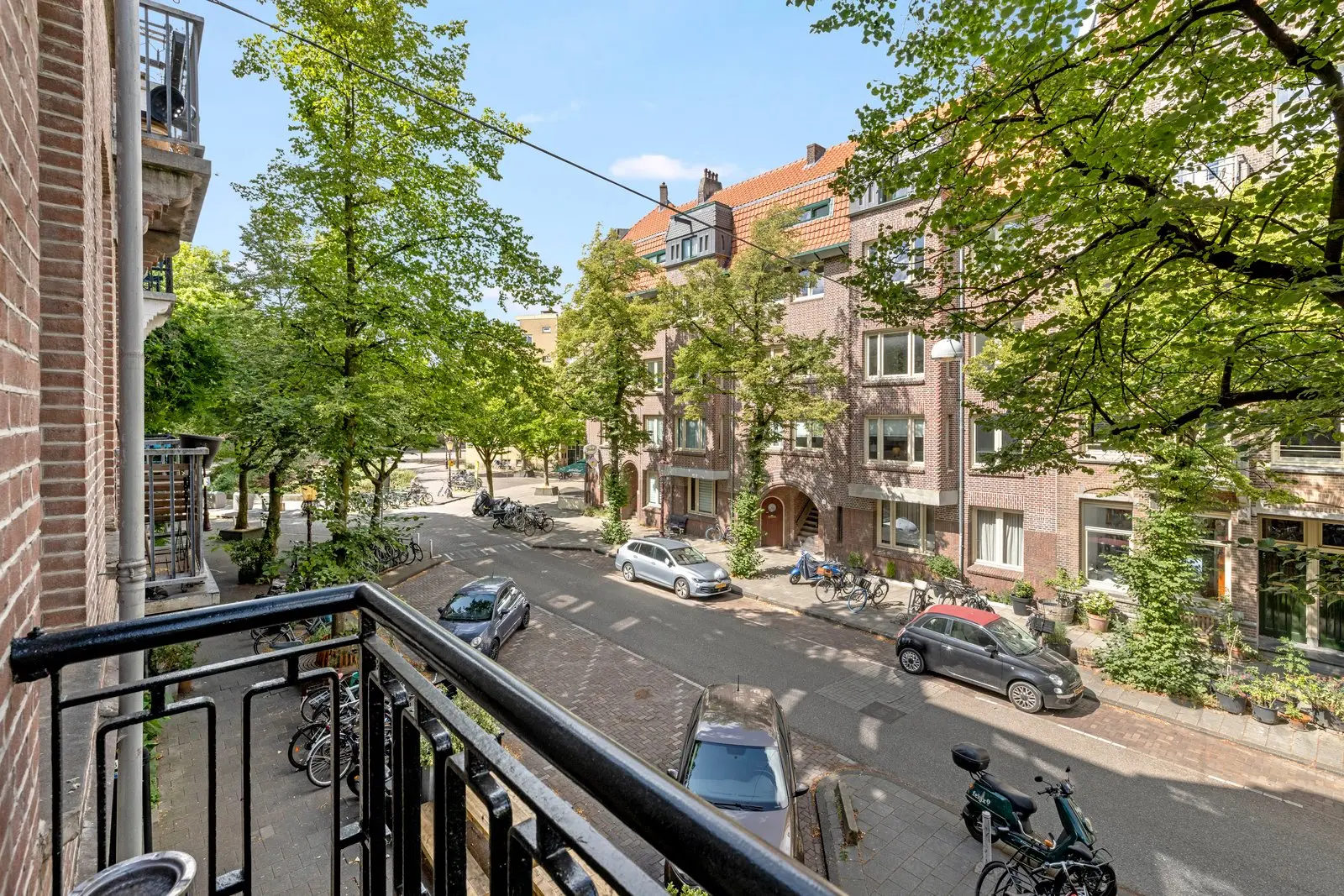 Uitzicht vanaf het balkon over de straat