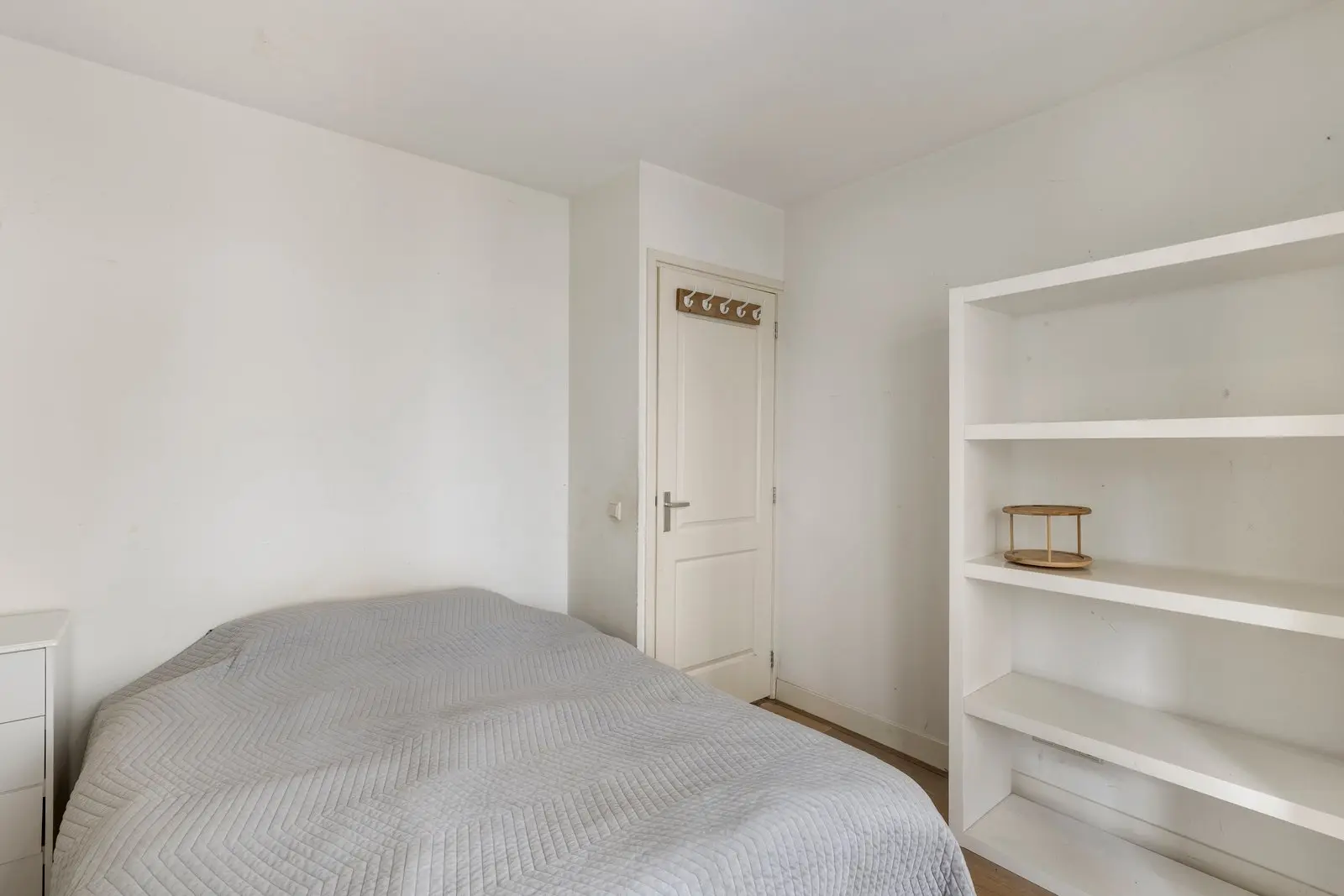 Slaapkamer met bed en bergruimte
