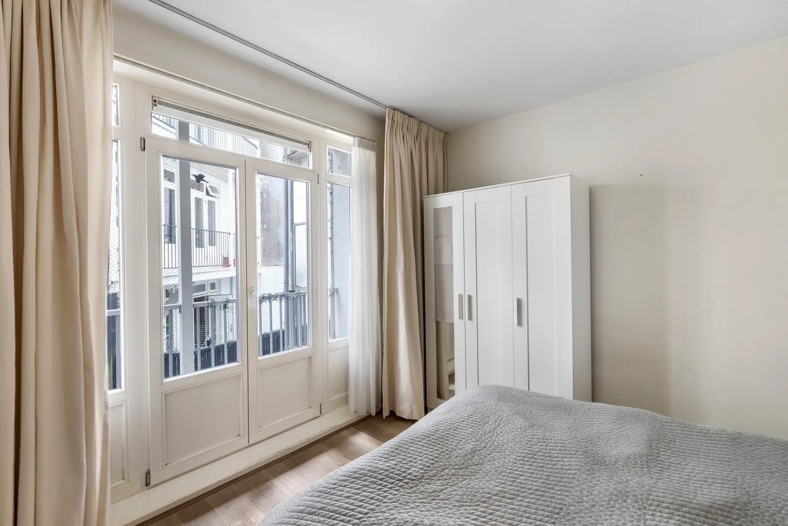 Slaapkamer met kledingkast en raam