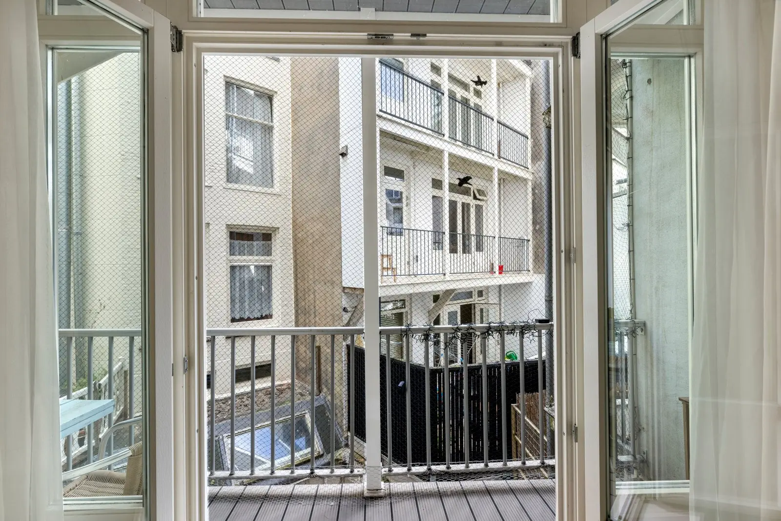 Uitzicht vanaf het achterbalkon op de binnenplaats