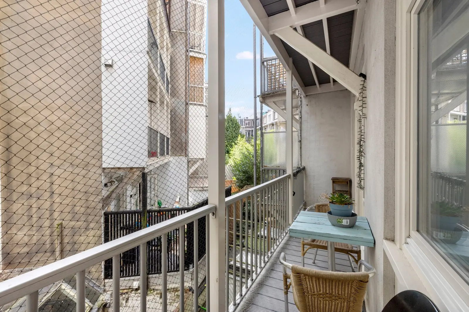 Achterbalkon met tafeltje en planten