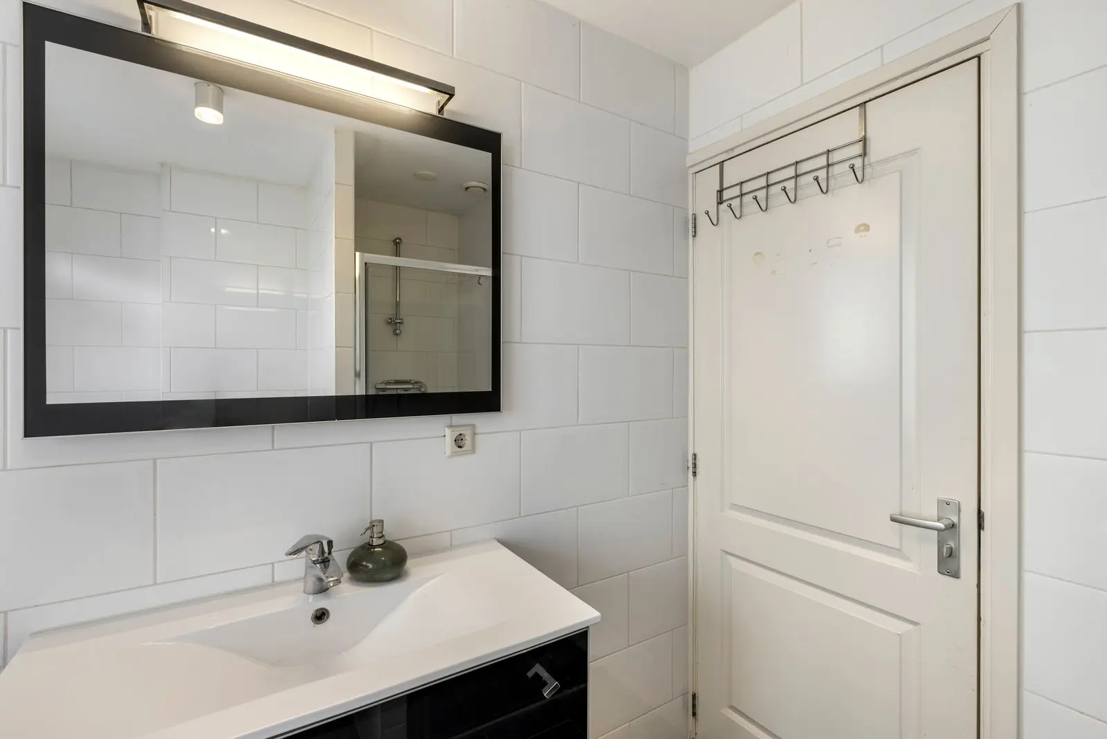 Badkamer met wastafelmeubel en spiegel