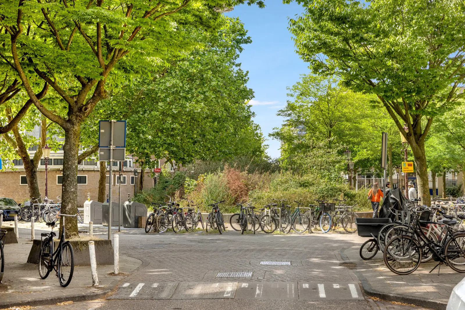 Fietsenrek langs het park om de hoek