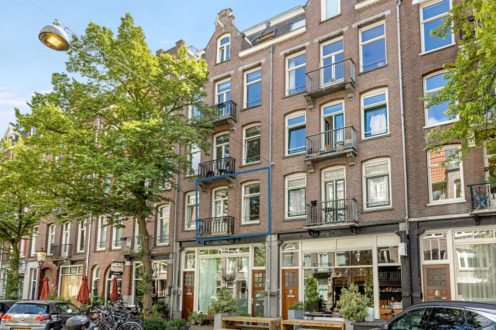 De gevels aan de overkant van de straat