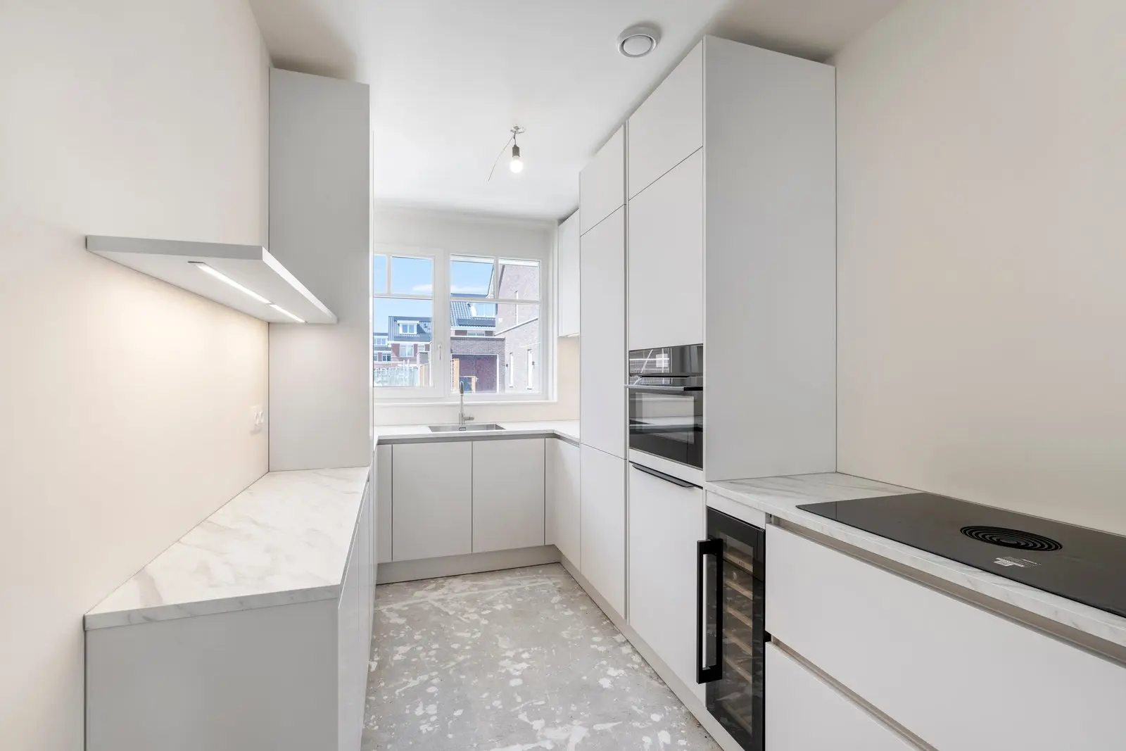 Keuken met inbouwapparatuur, nog zonder inrichting