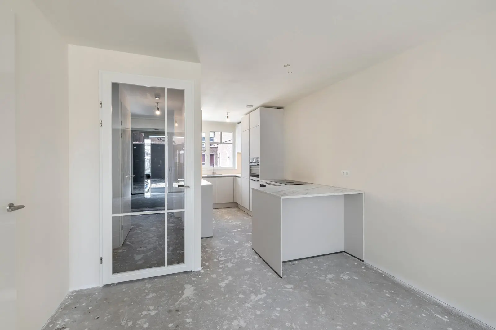 Doorkijk vanuit de woonkamer naar de keuken