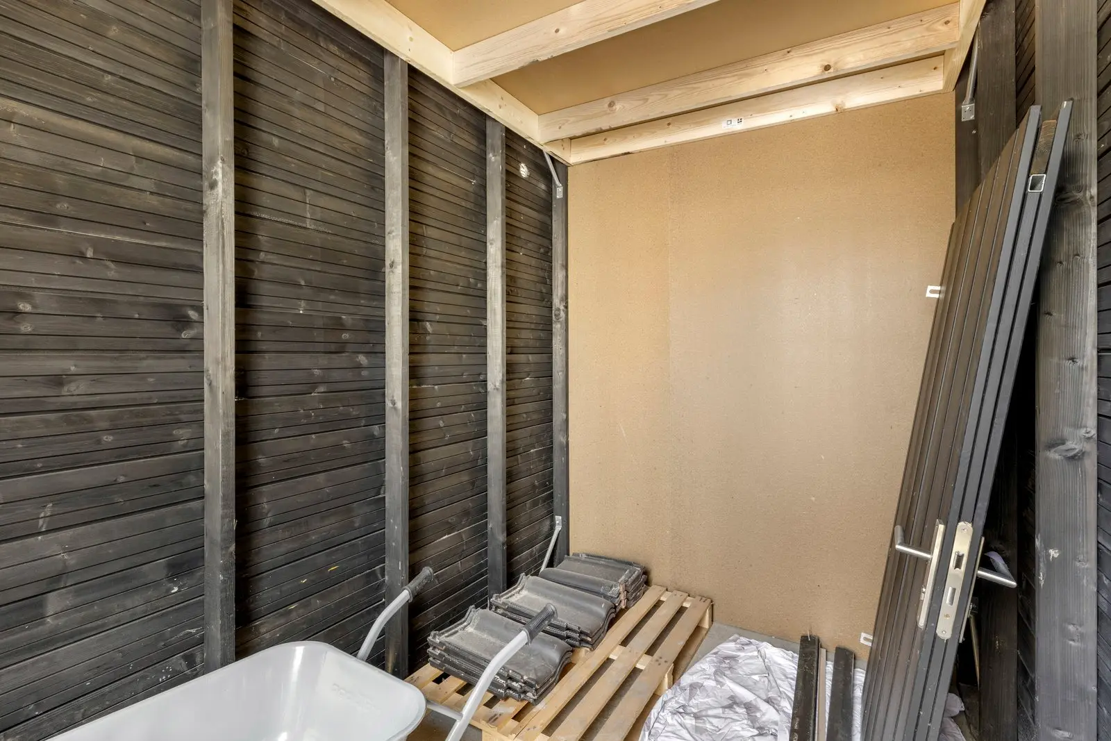 De berging van binnen, met bouwmateriaal