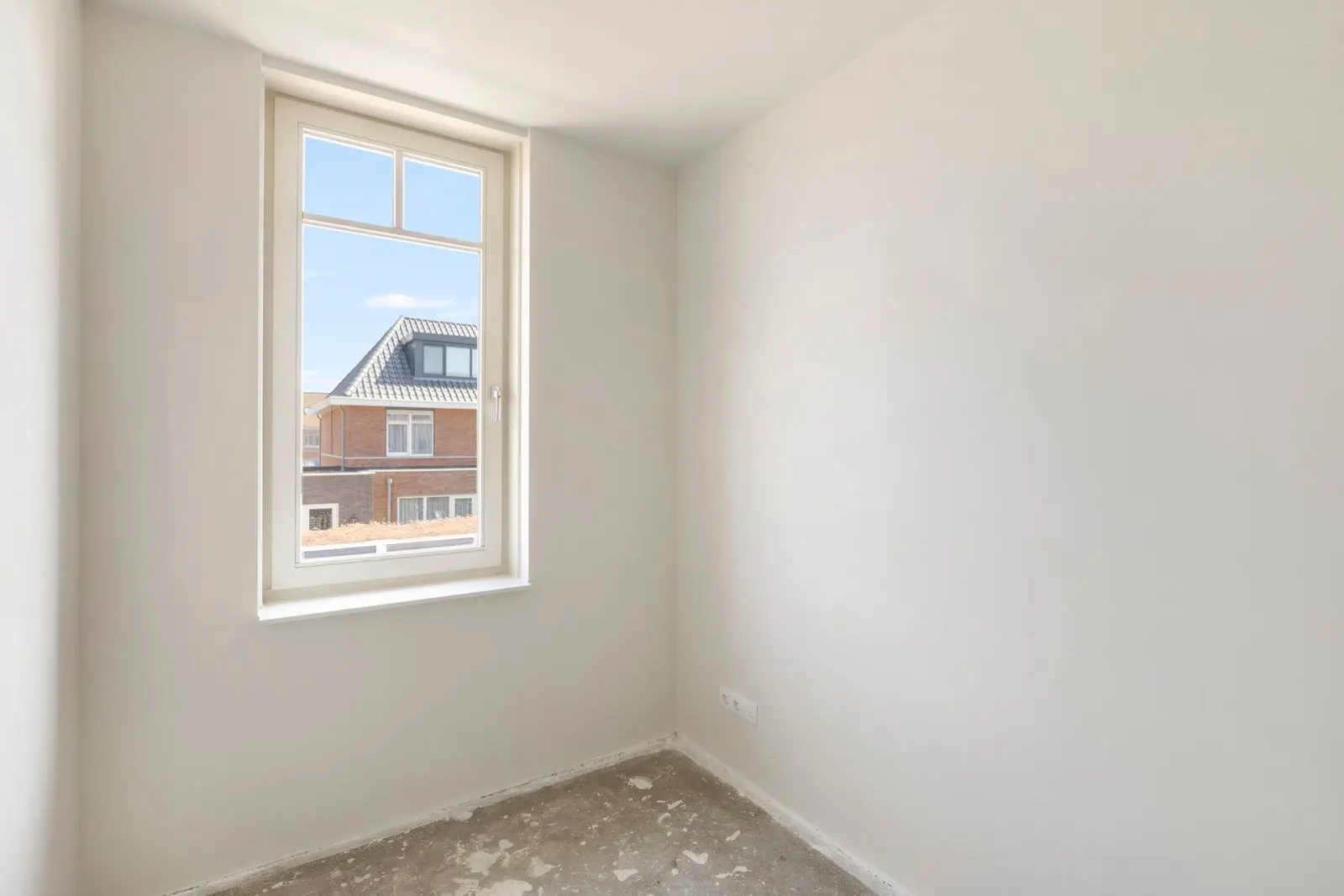 Slaapkamer met raam op de straat