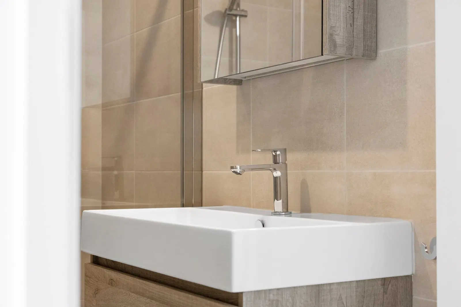 Badkamer met wastafel en douche