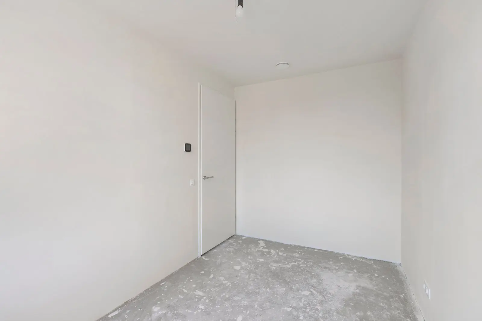 Slaapkamer met deur naar de overloop