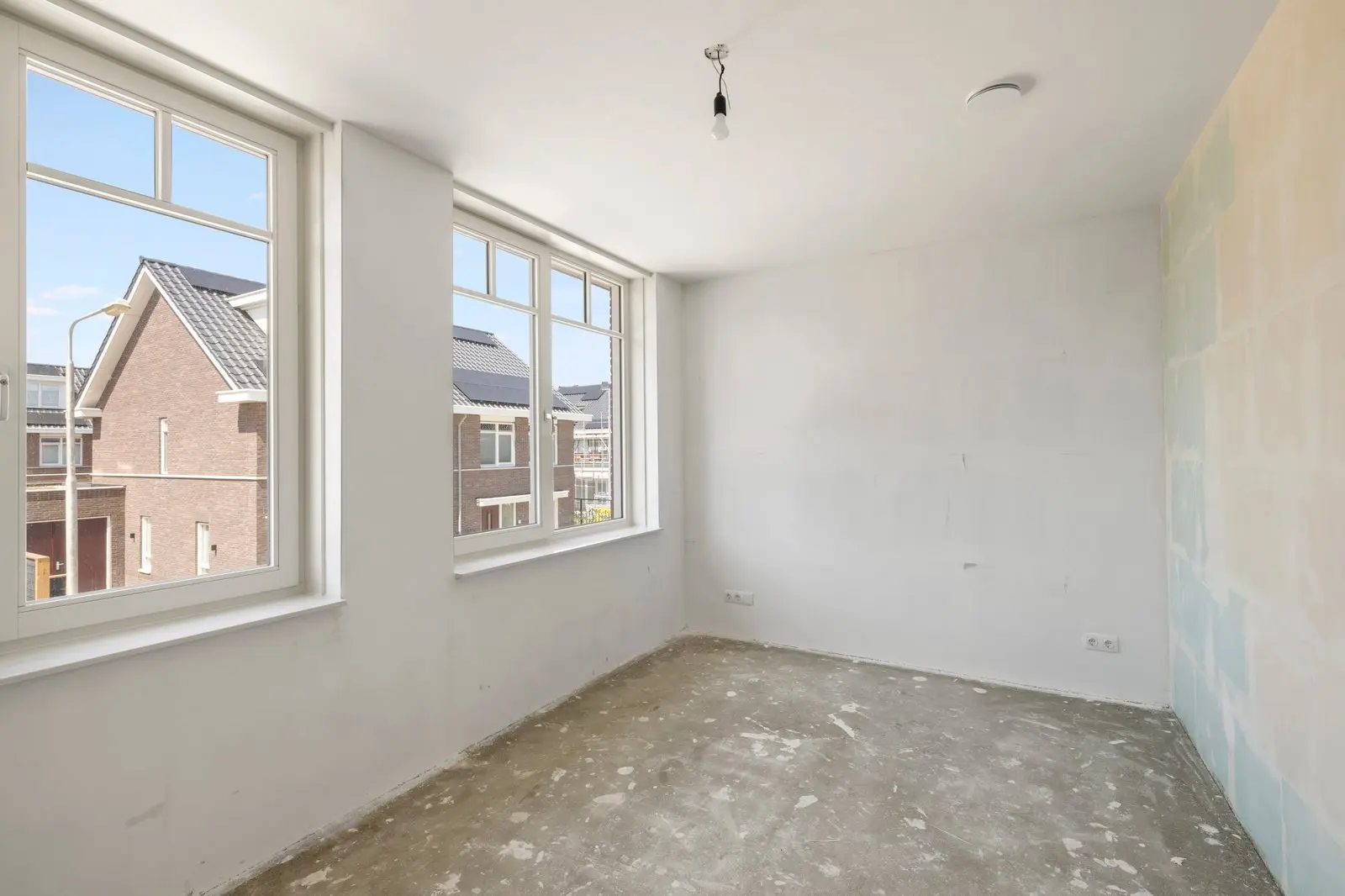 Slaapkamer met twee ramen aan de achterzijde