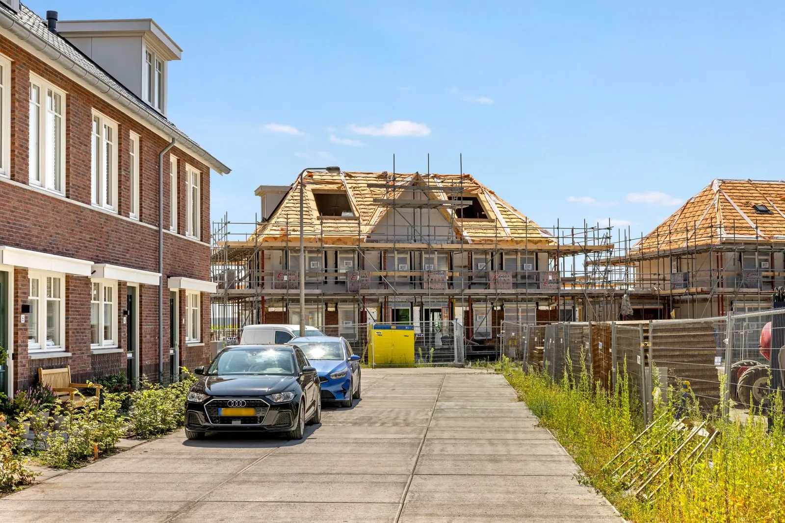 Nieuwbouwblok met een kap in aanbouw