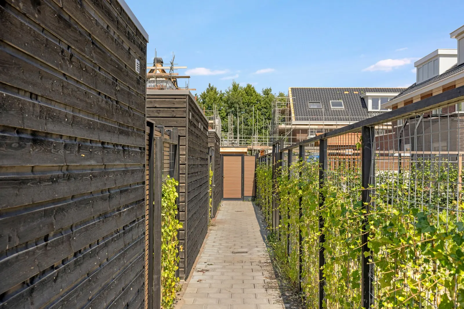 Achterpad tussen de bergingen