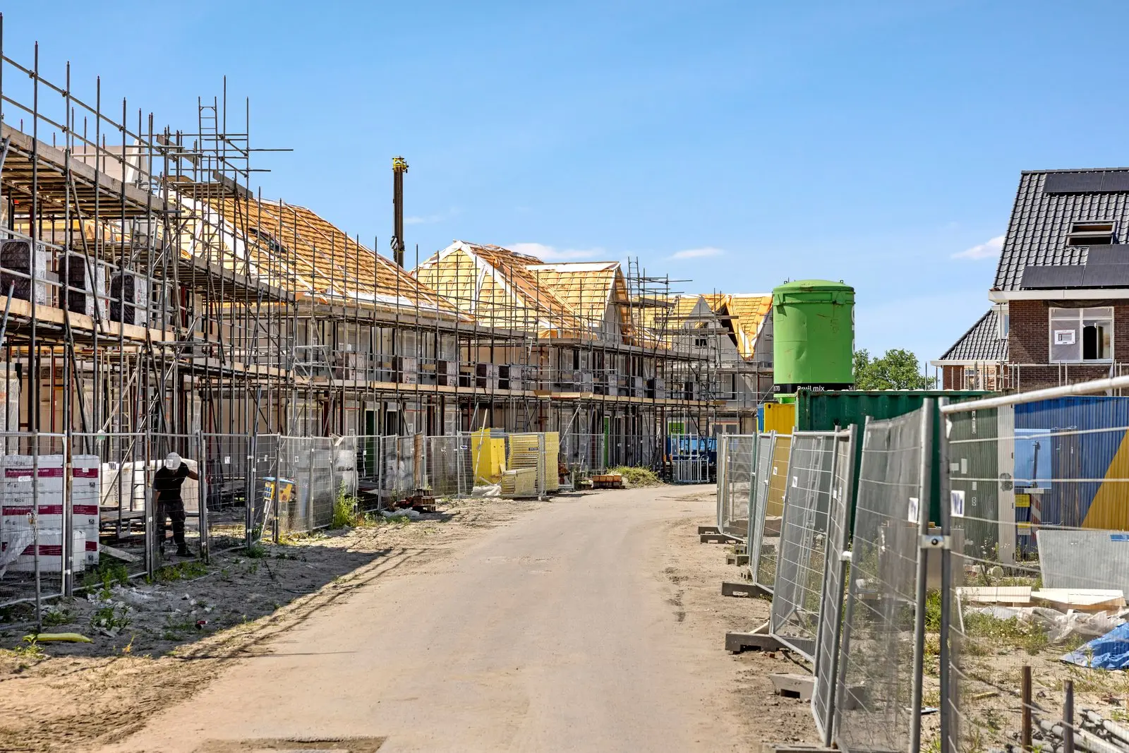Woningen in aanbouw achter bouwhekken