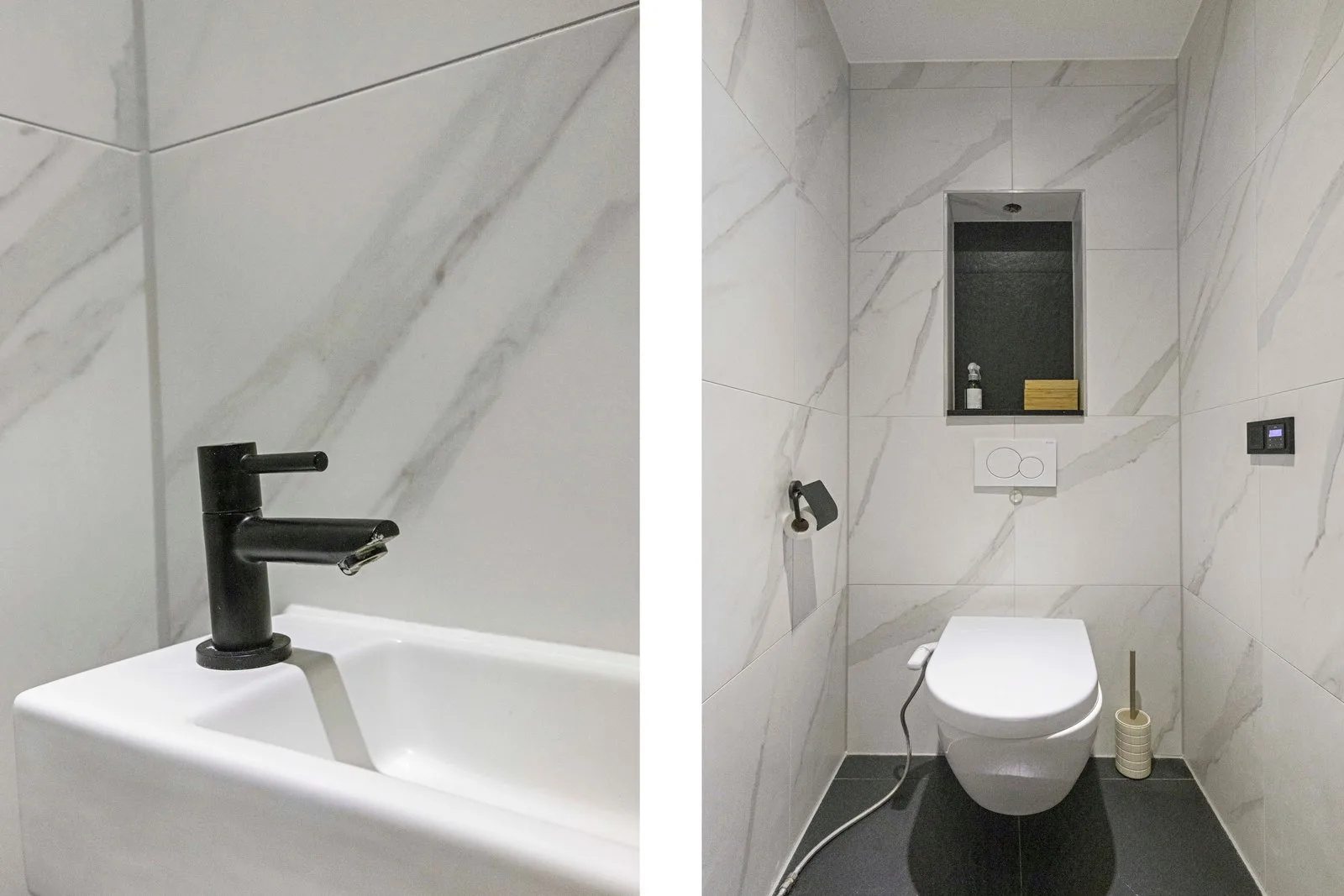 Toilet met marmerlook tegels, een zwarte kraan op het fonteintje en een nis in de wand