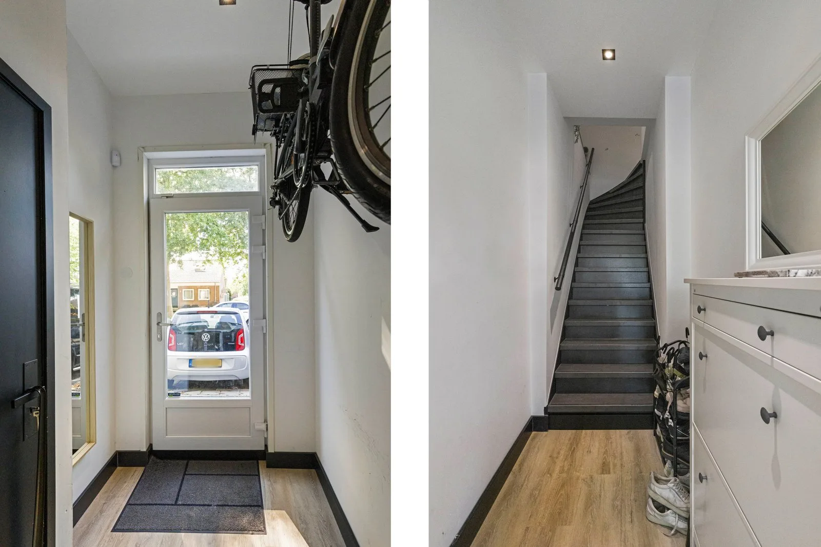 Fiets aan de muur in de hal bij de glazen voordeur, rechts de trap naar boven