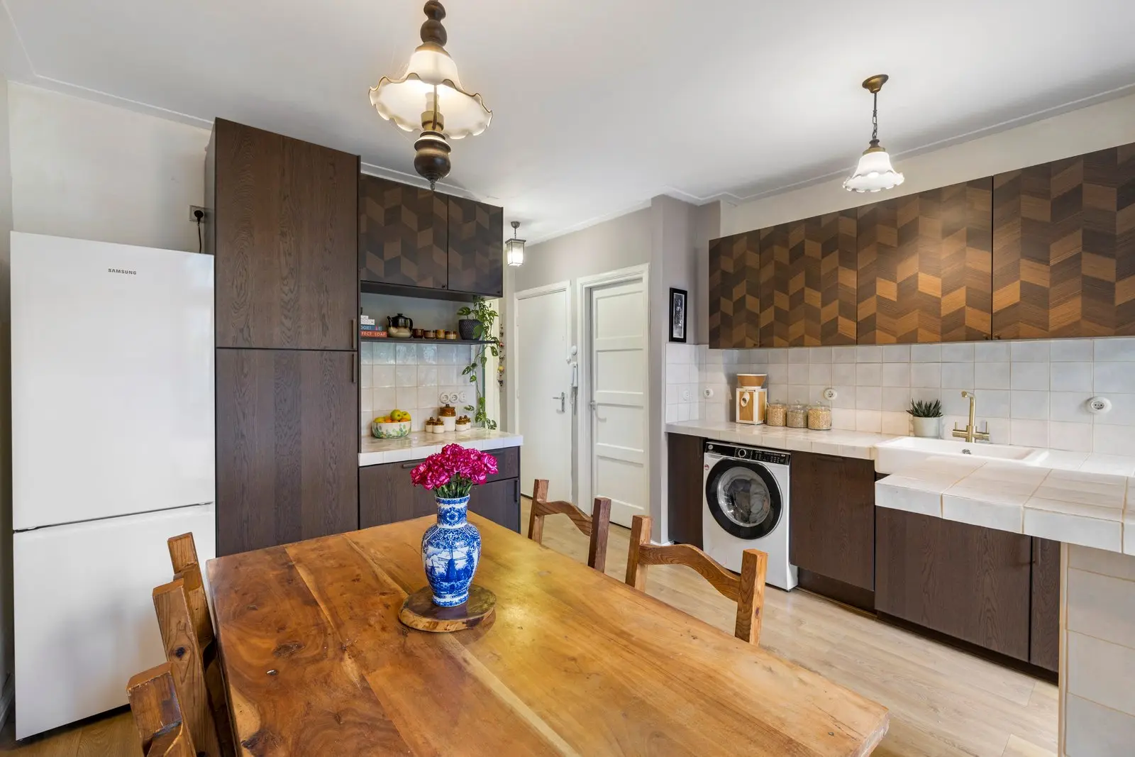 Massief houten eettafel met een Delfts blauwe vaas, voor de keuken