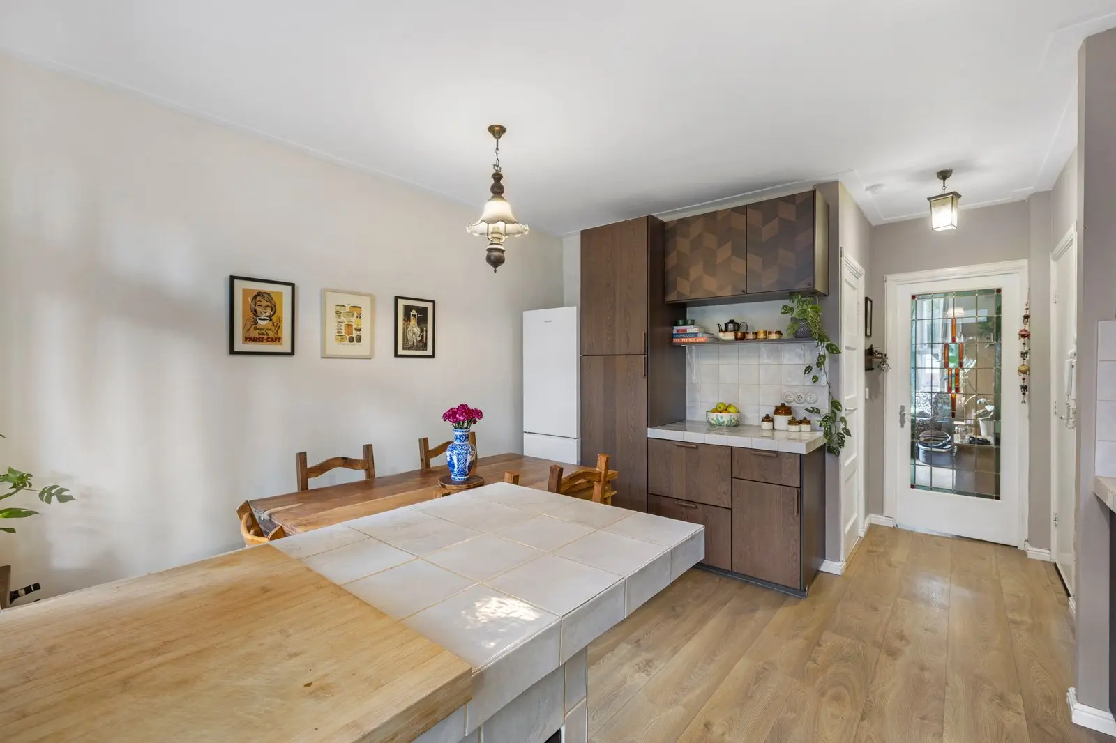 Keuken met houten bovenkasten en het aanrecht in de lengte