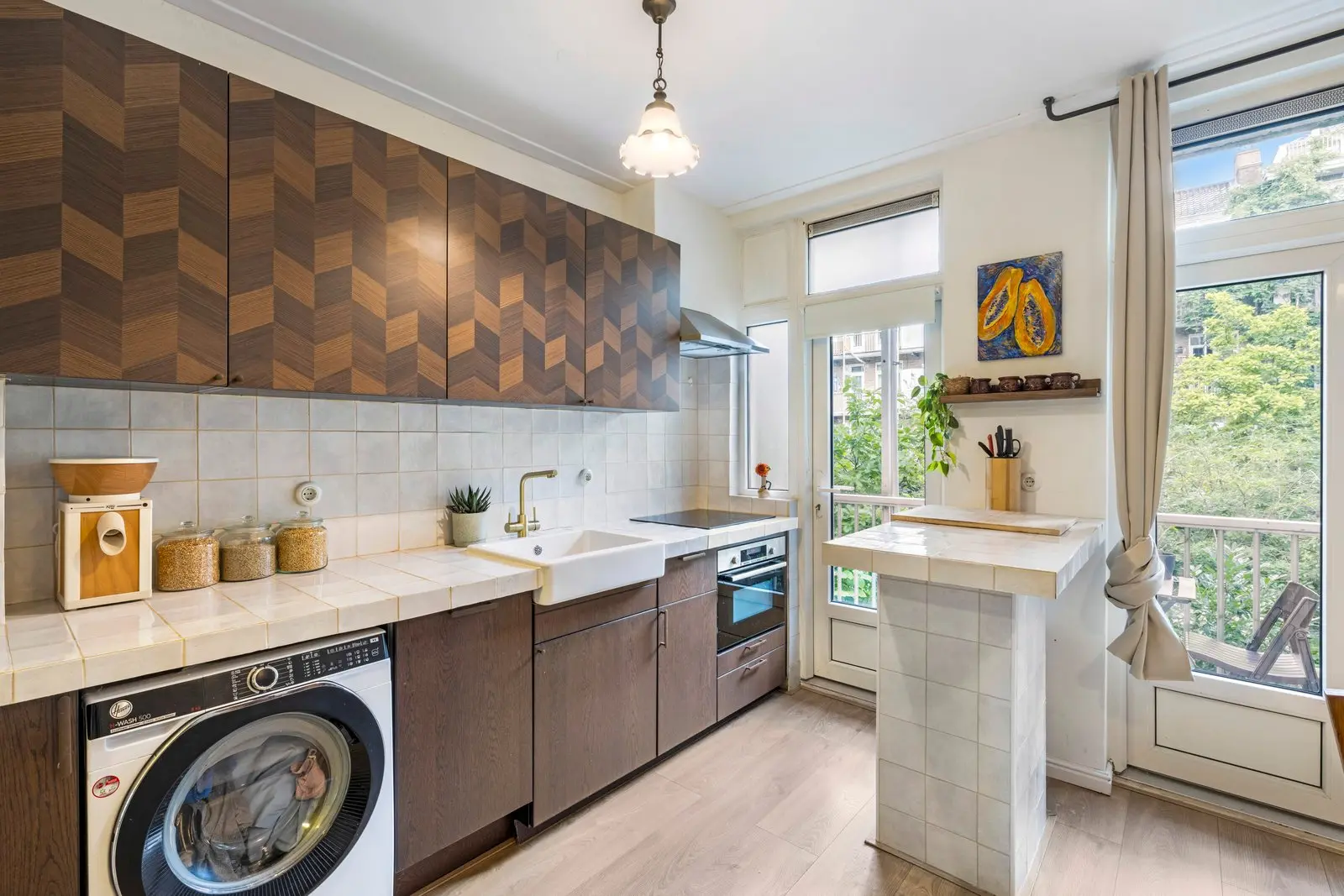 Keuken met fornuis en raam op de achterzijde