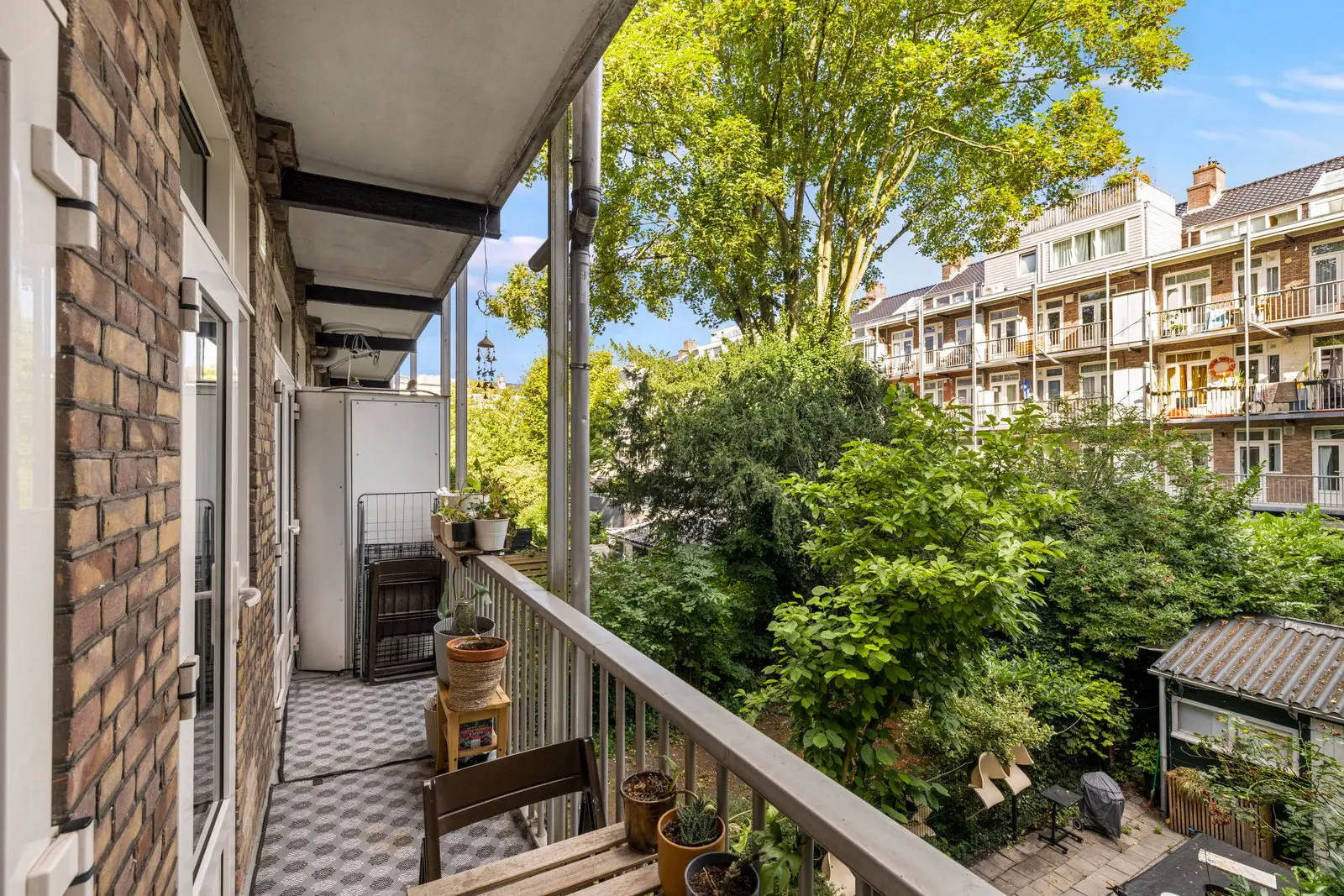 Balkon met bomen in het zicht
