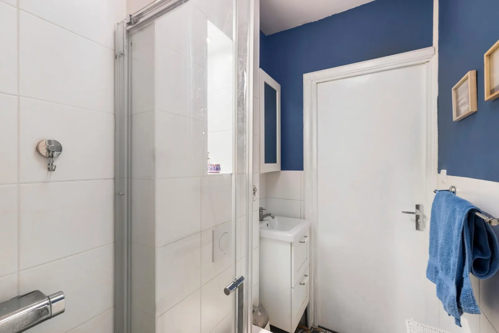 Badkamer met diepblauwe wand