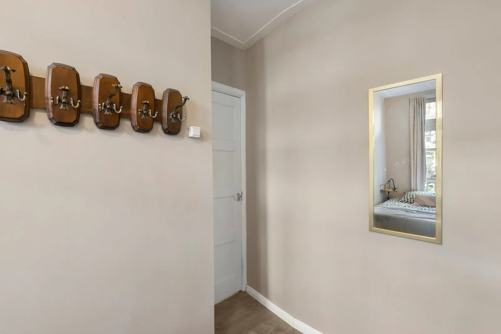 Gang met de deuren naar de kamers