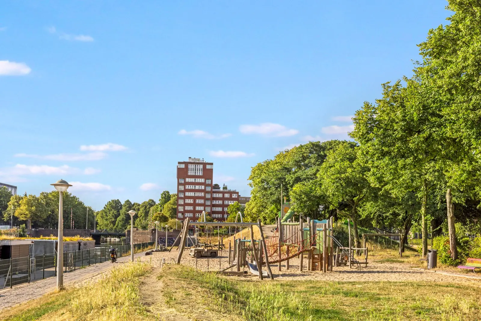 Speeltuin in de buurt, met een flat erachter