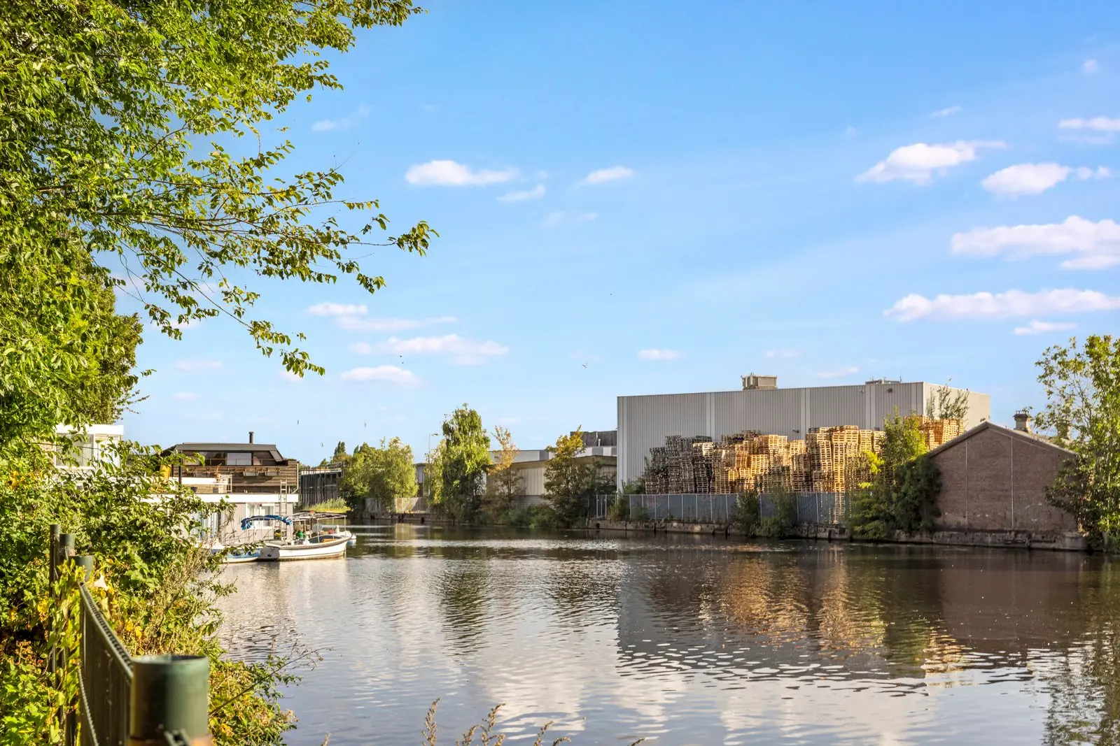 Water met bomen langs de kade, op loopafstand