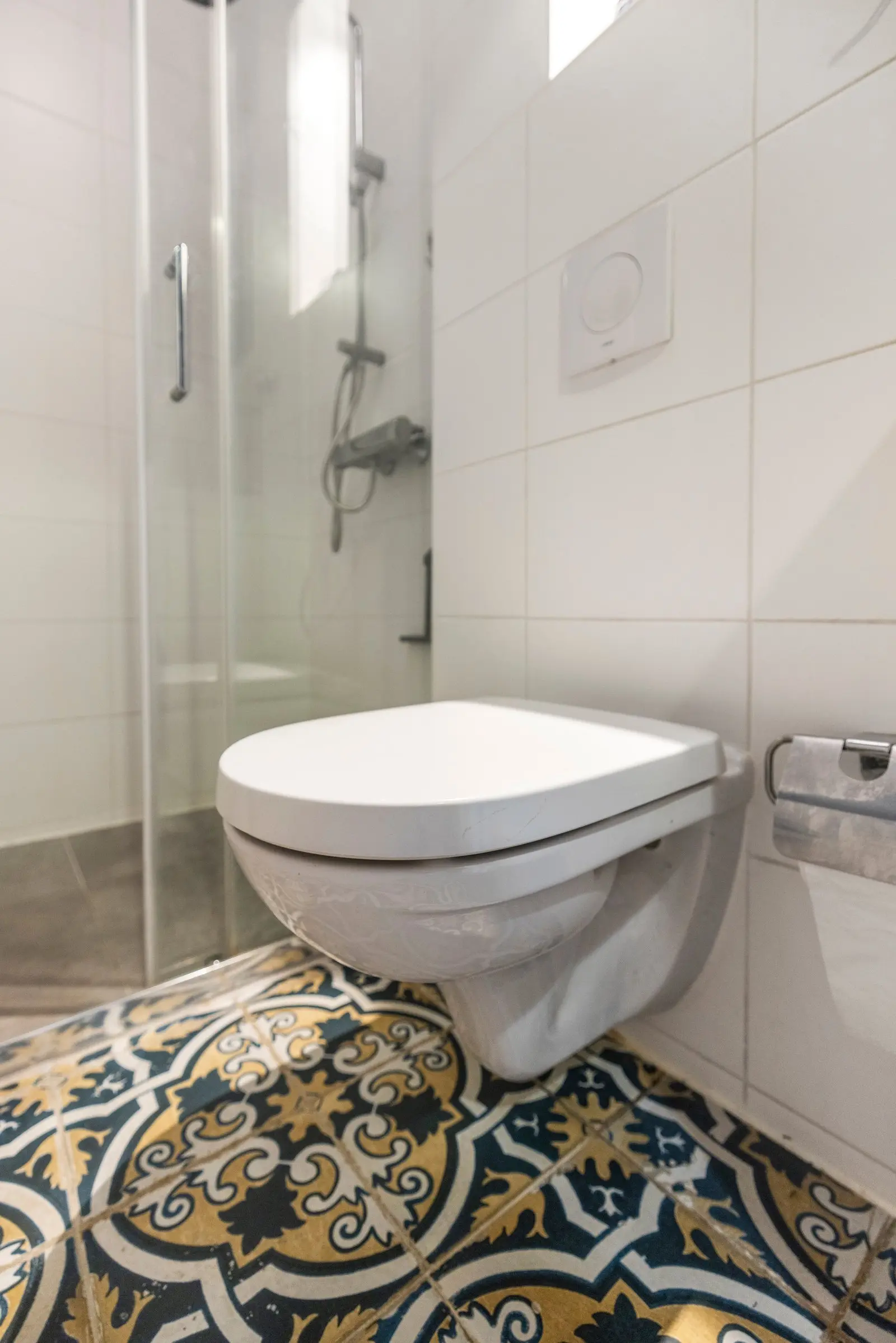 Toilet met een sierlijke tegelvloer