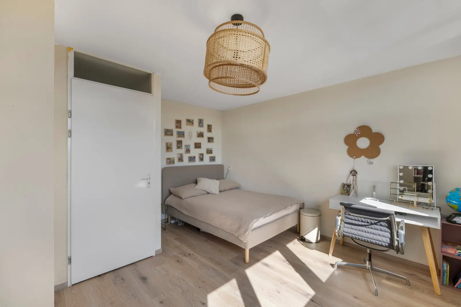 Slaapkamer met eenpersoonsbed en een bureau bij het raam