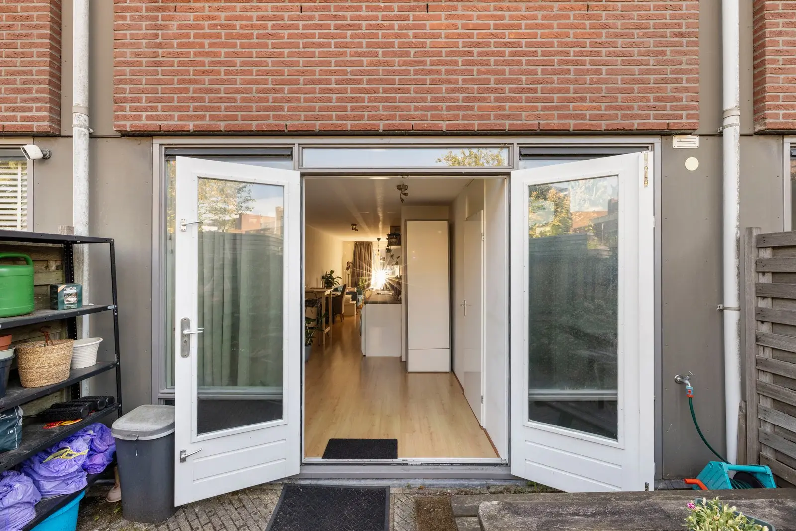 Openslaande tuindeuren, gezien vanuit de tuin