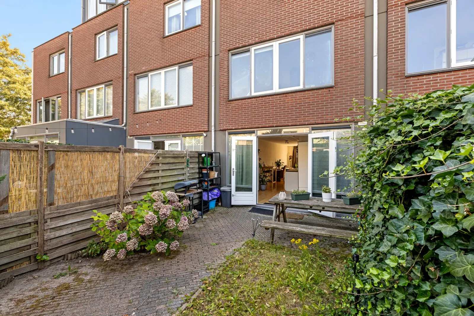 Achtergevel met terras en tuinmeubels