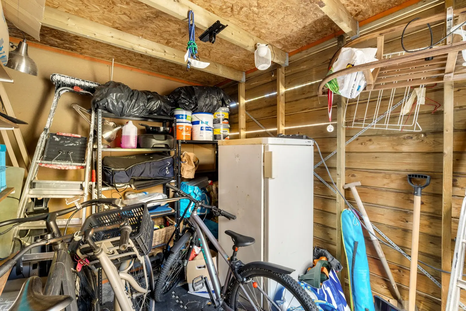 Berging met fietsen en opslag