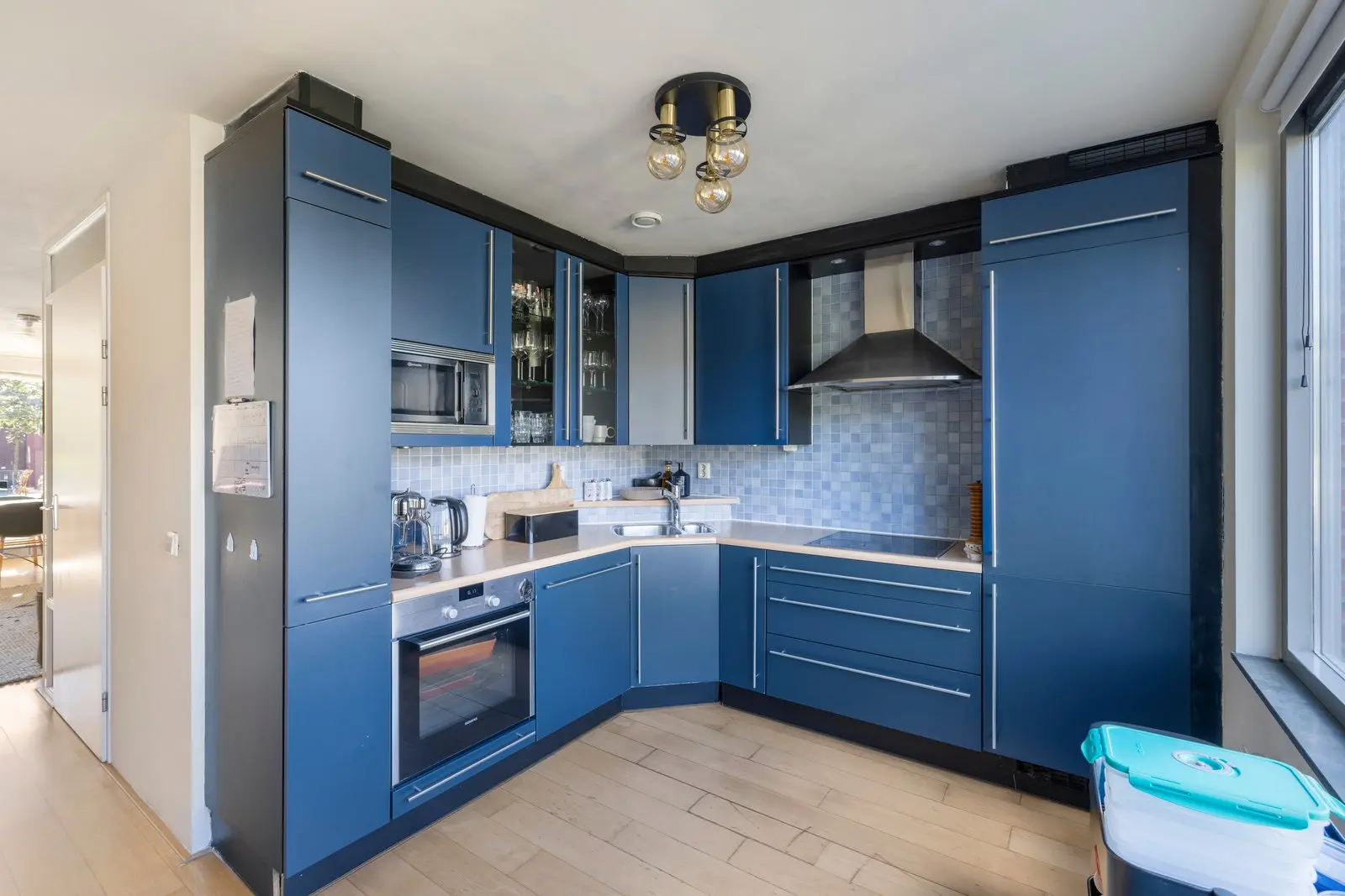 Blauwe keuken met oven en afzuigkap