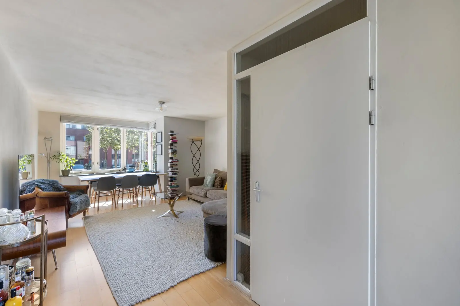 Doorkijk van de keuken naar de eetkamer en de woonkamer