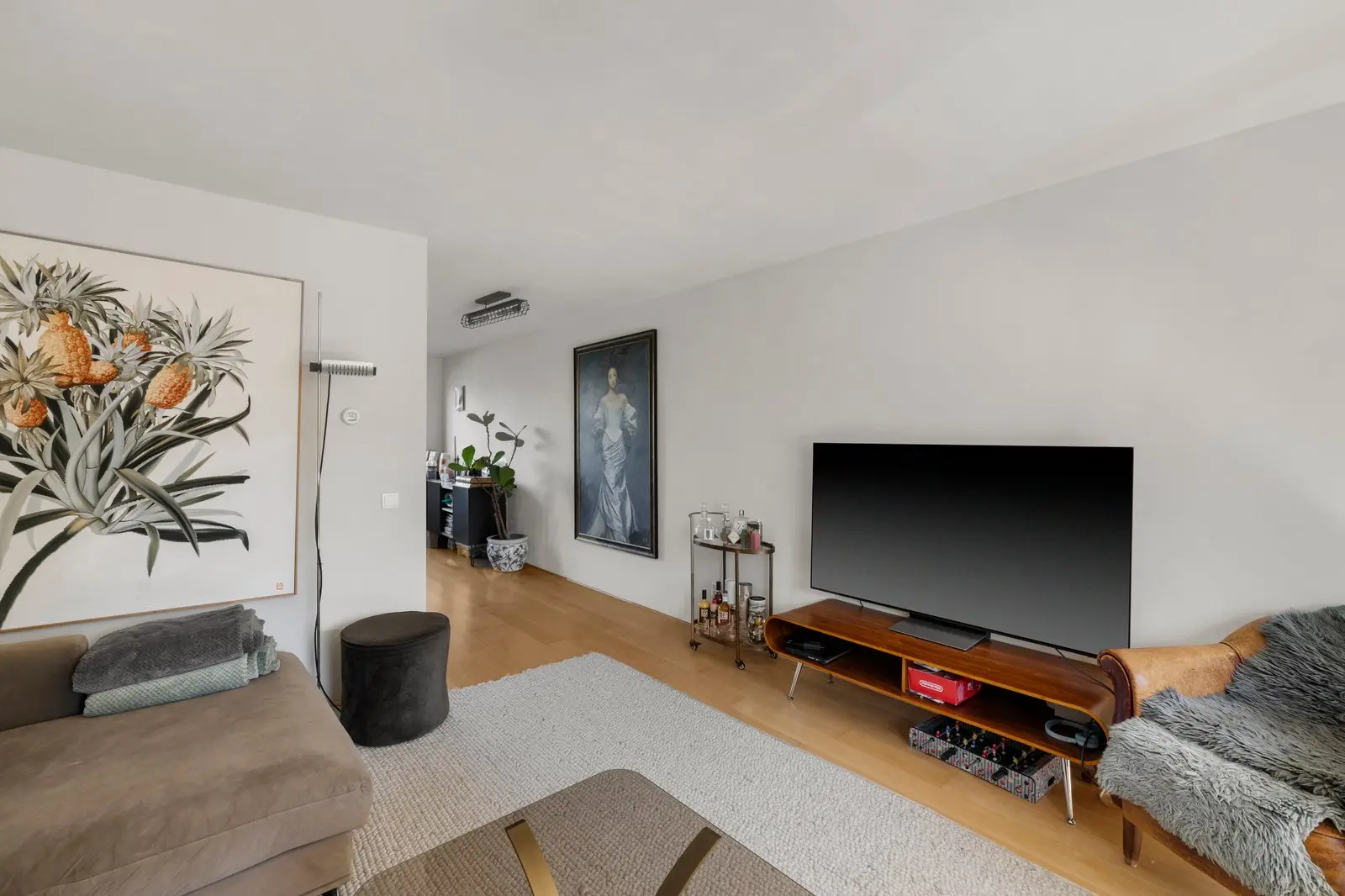 Woonkamer met televisiemeubel en vloerkleed
